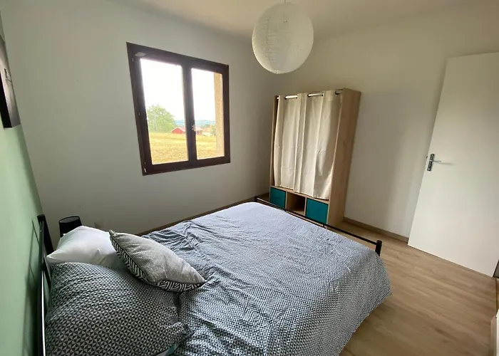 Maison En Campagne Avec Vue Sur Les Pyrénées Hébergement de vacances *